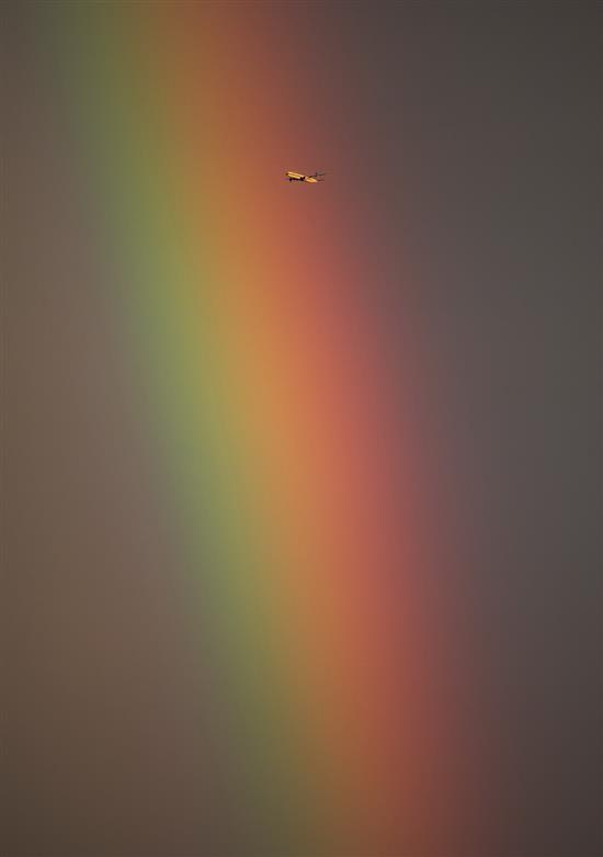 8月31日傍晚，北京东五环，上空一架民航客机飞越彩虹。IC 图
